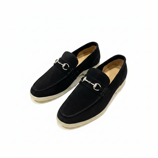 Schwarze Suede Loafer – Weißer Hintergrund